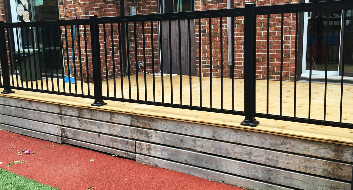 Clôture et rampes - Produits et services de Manik Éco-Loisir - Aménagement d'aires de jeu pour CPE, garderies, parcs et écoles