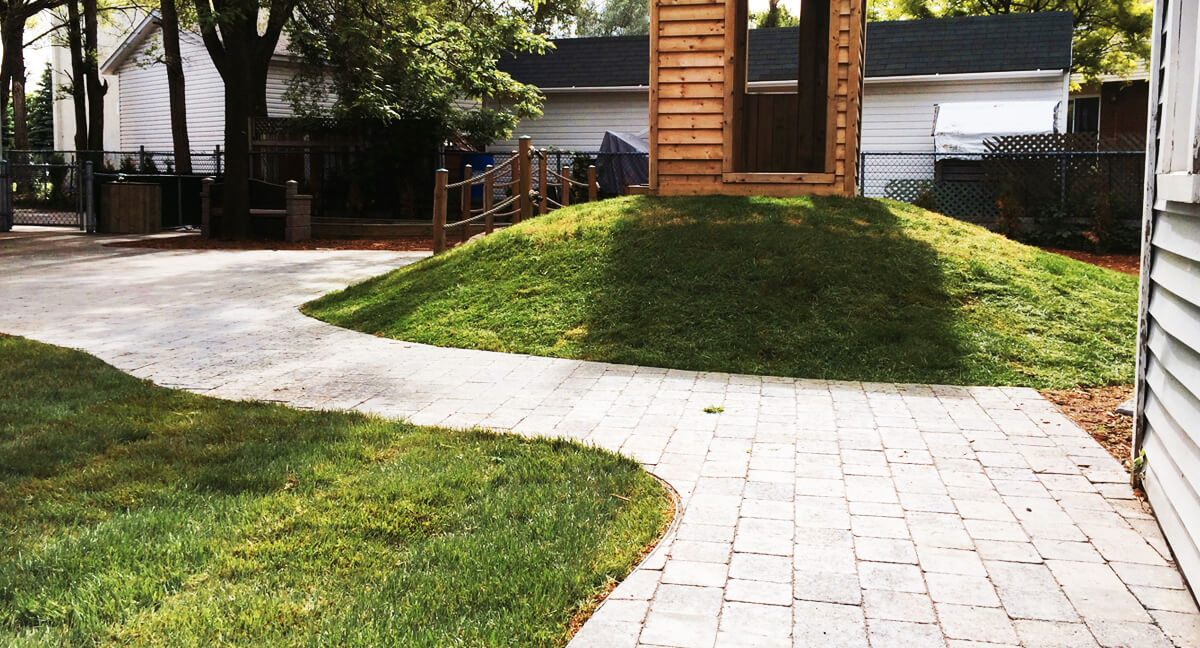 Pavé uni, muret et ouvrages de béton - Produits et services de Manik Éco-Loisir - Aménagement d'aires de jeu pour CPE, garderies, parcs et écoles